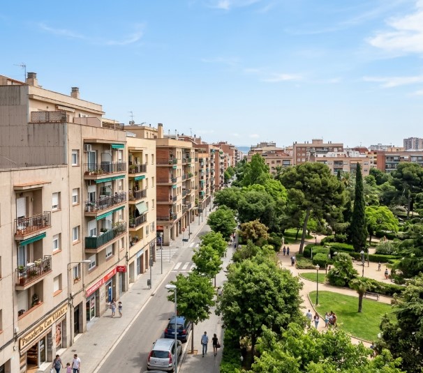 Vistas de las calles, bloques de pisos, comercios y el entorno urbano activo de Can Vidalet en Esplugues